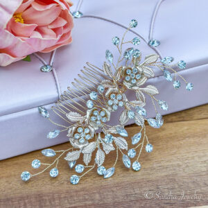 Embrace opulence with this gold bridal flower hair comb for wedding day. Elevate your bridal ensemble with a touch of warmth and regal charm.