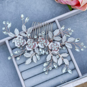 Rose gold bridal flower and leaf hair comb. Achieve the perfect wedding day look with a bridal hair accessory featuring a delicate blend of rhinestones, beads, and alloys.