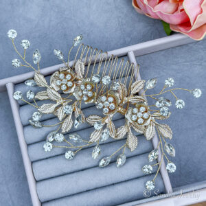 Embrace opulence with this gold bridal flower hair comb for wedding day. Elevate your bridal ensemble with a touch of warmth and regal charm.